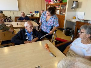 Personas mayores en taller