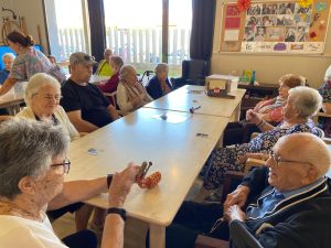 Personas mayores en taller