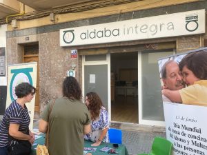 Personas en puesto de información