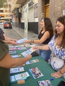 Personas en puesto de información