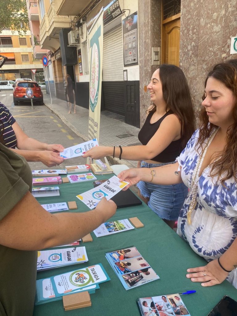 Personas en puesto de información