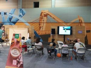 Personas en charla