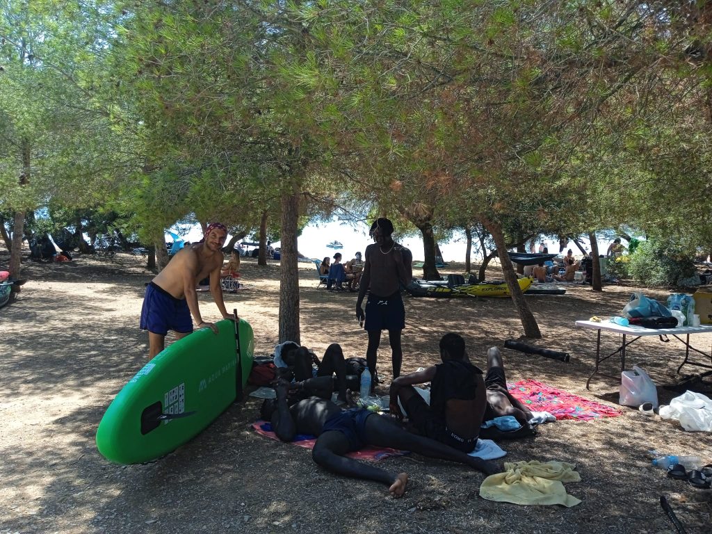 Chicos haciendo padel surf