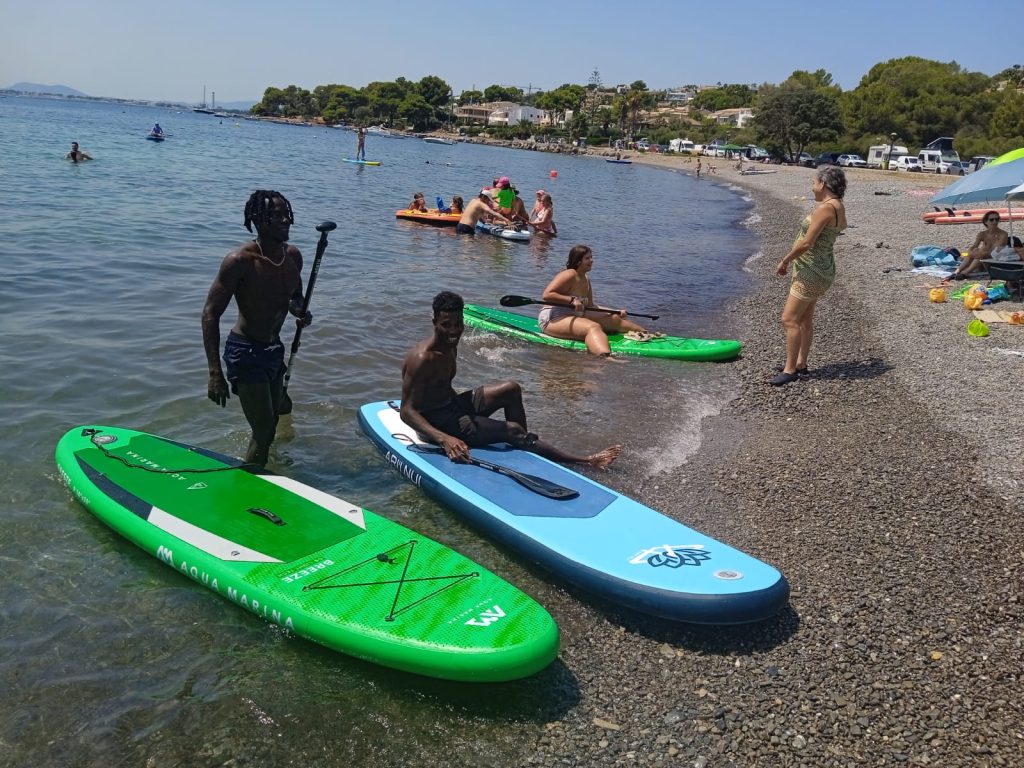 Chicos haciendo padel surf