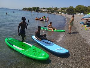 Chicos haciendo padel surf
