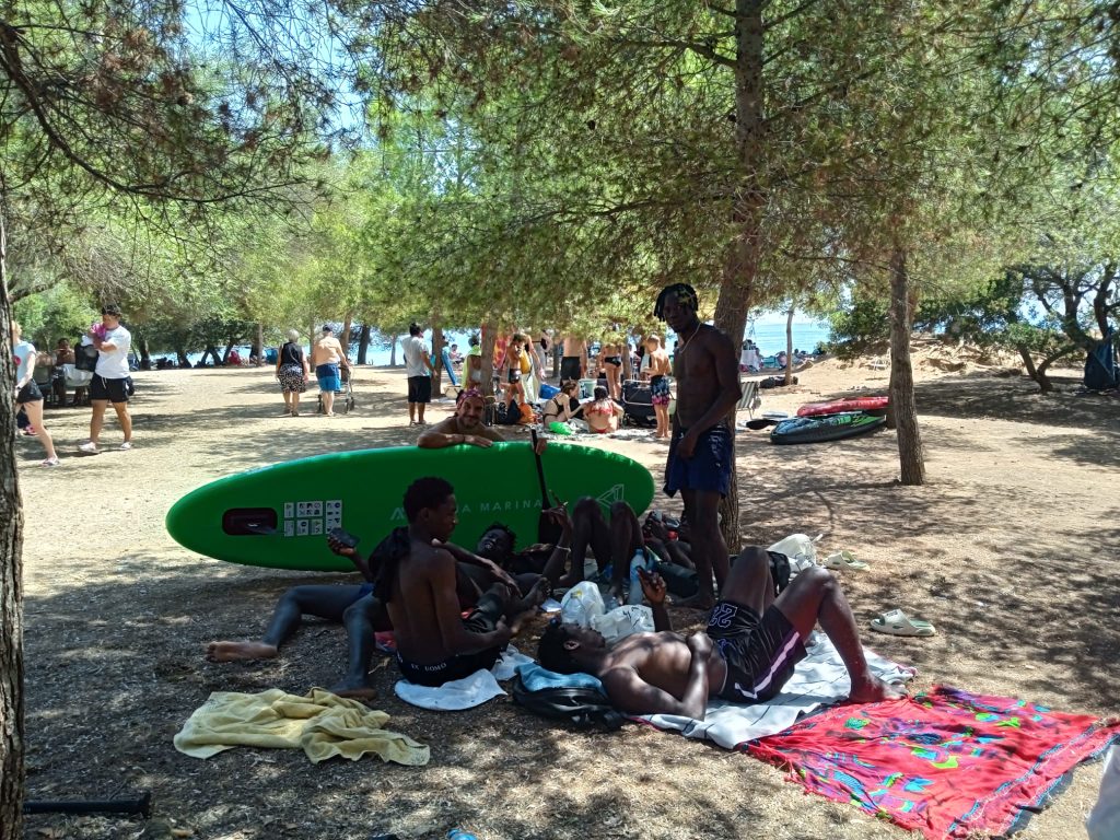Chicos haciendo padel surf