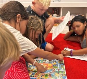 Niños jugando a la oca