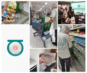 Persona haciendo la compra con apoyos