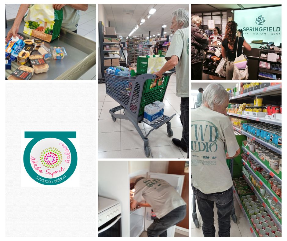 Persona haciendo la compra con apoyos