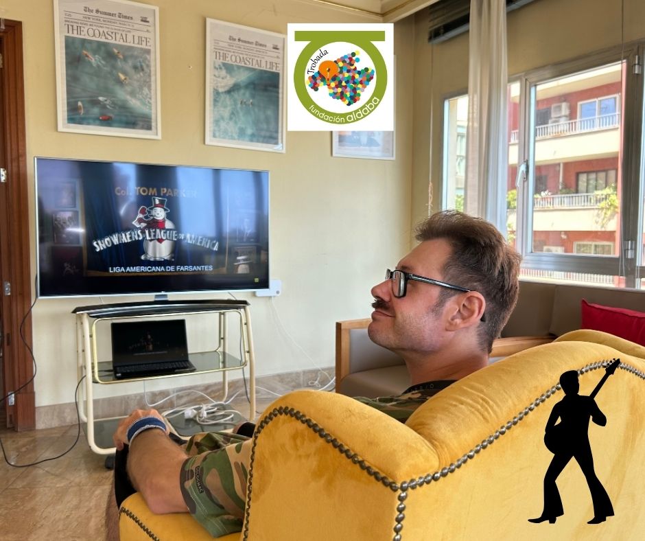 Chico en salón viendo la tele