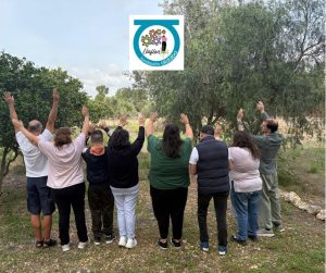 Personas en el campo con brazos levantados