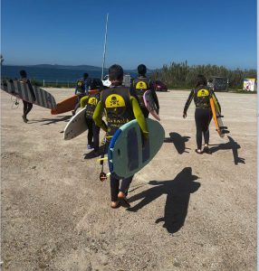 Chicos haciendo surf