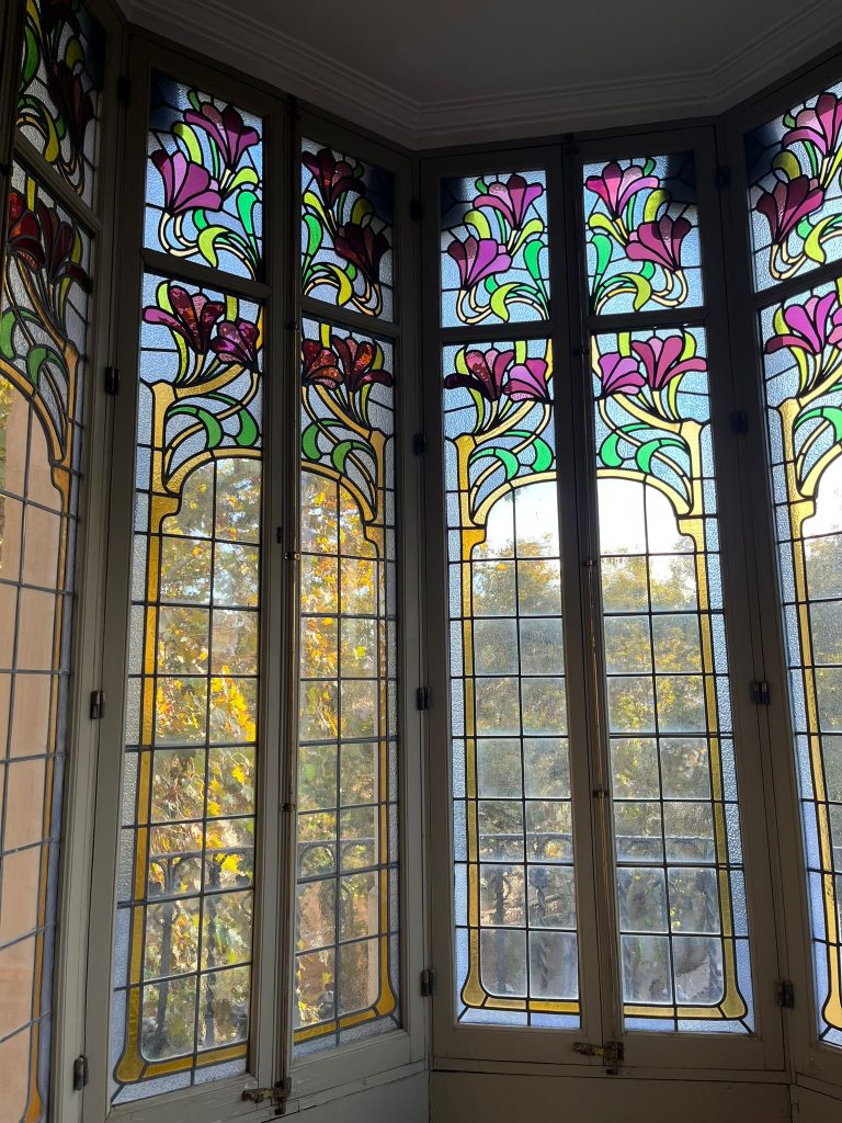 Foto de una vidriera del edificio