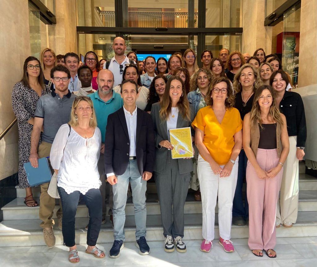 Personas posando con la guía de psicólogos