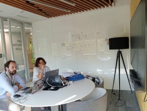 Personas pensando en sprint solidario