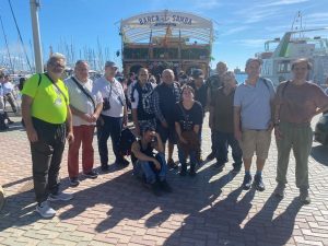Personas en barco