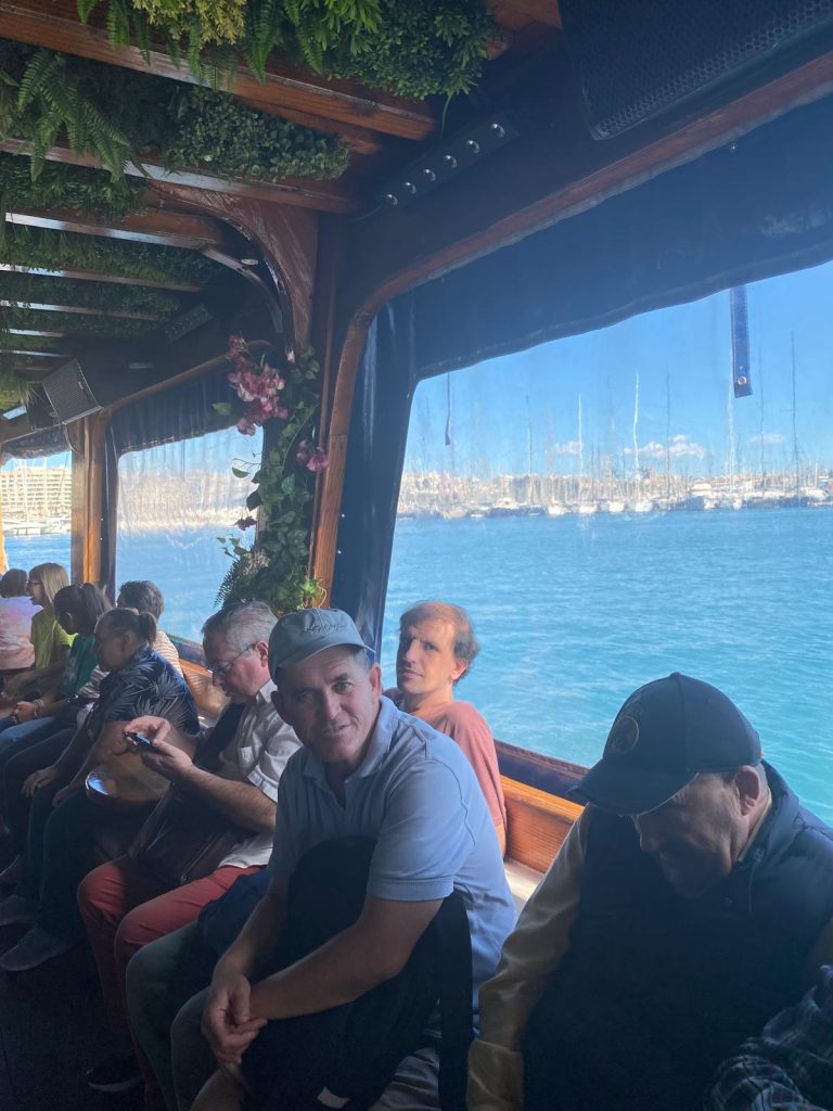 Personas en barco