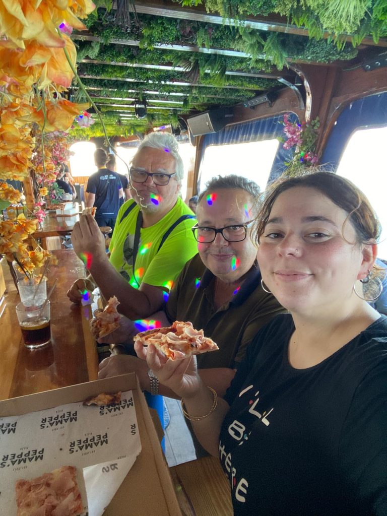 Personas en barco
