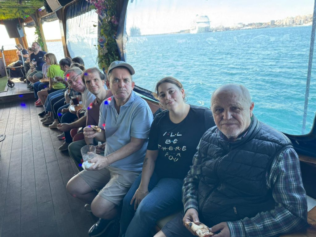 Personas en barco