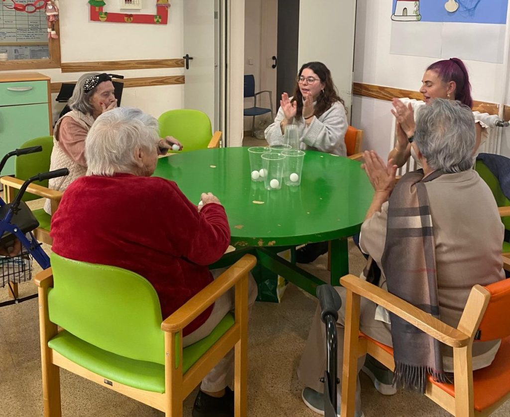 Personas mayores haciendo actividades