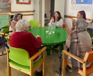 Personas mayores haciendo actividades