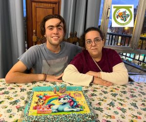 Personas posando con una tarta