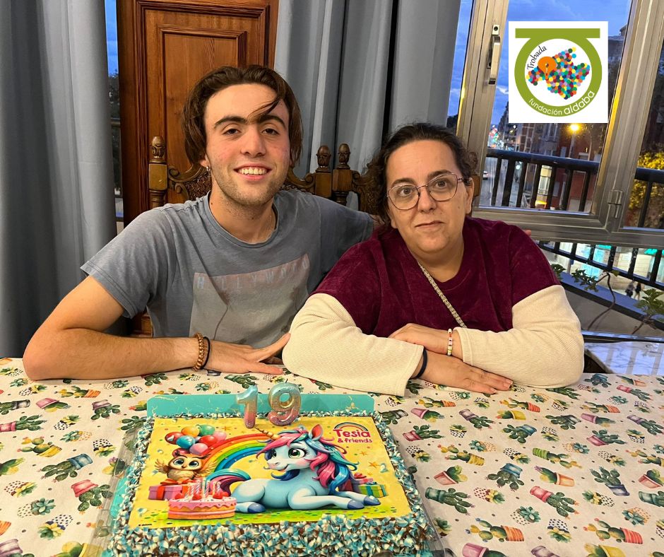 Personas posando con una tarta