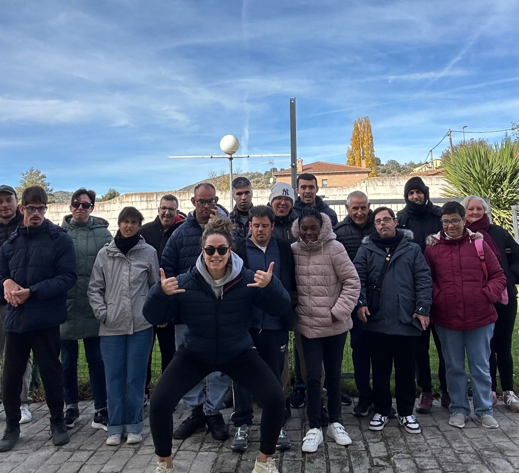 Foto de grupo posando en el pueblo