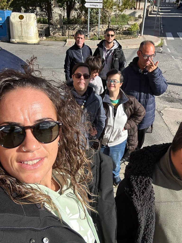 Personas paseando por el pueblo