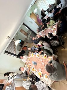 Personas comiendo en la casa rural