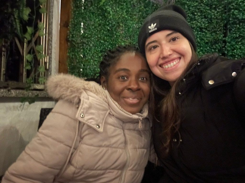 Personas sonriendo a cámara