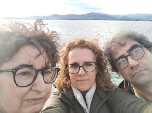 Personas posando en la bahía de Santander