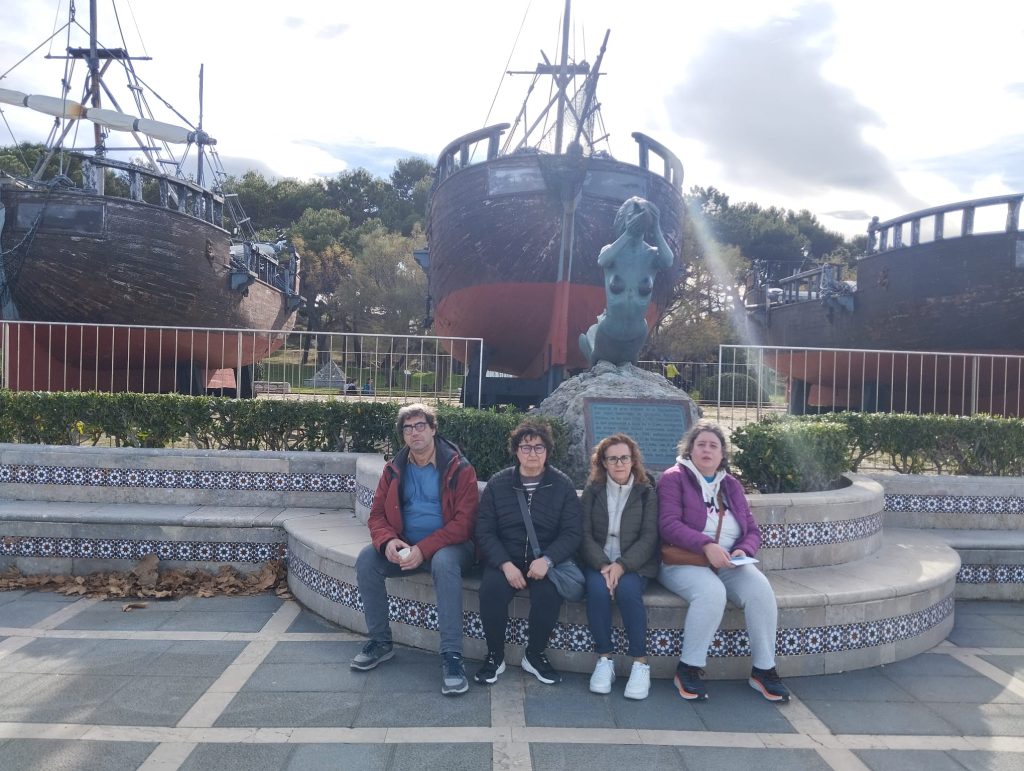 Personas en los jardines de la Magdalena