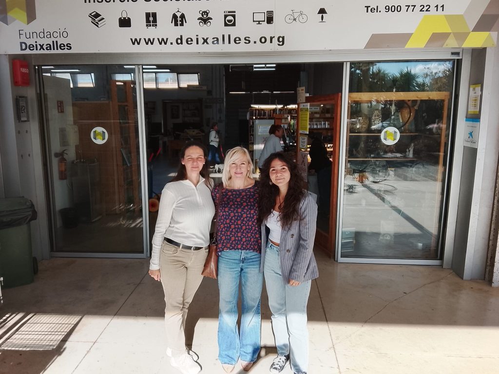 Personas en la puerta de fundación