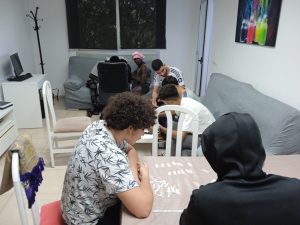 Chicos en taller de gestión económica