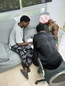 Chicos en taller de gestión económica