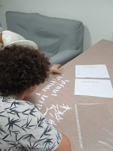 Chicos en taller de gestión económica