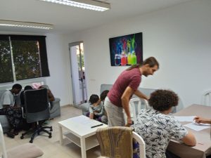 Chicos en taller de gestión económica