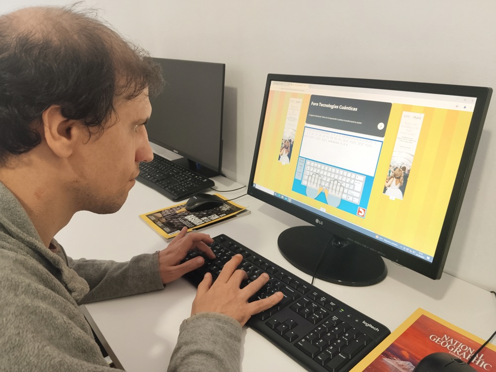 Personas en taller con ordenador