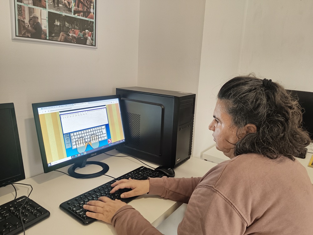 Personas en taller con ordenador