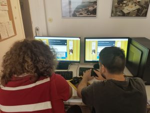 Personas en taller con ordenador