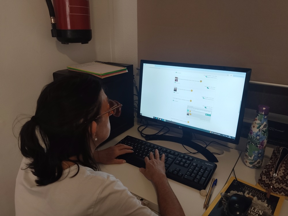 Personas en taller con ordenador