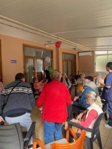 Personas mayores jugando