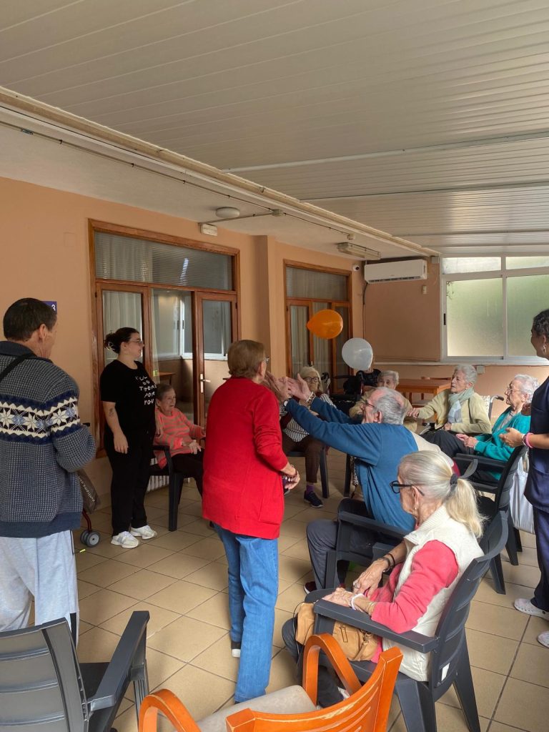 Personas mayores jugando