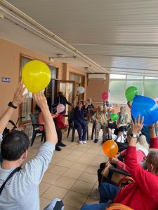 Personas mayores jugando