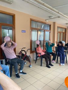 Personas mayores jugando