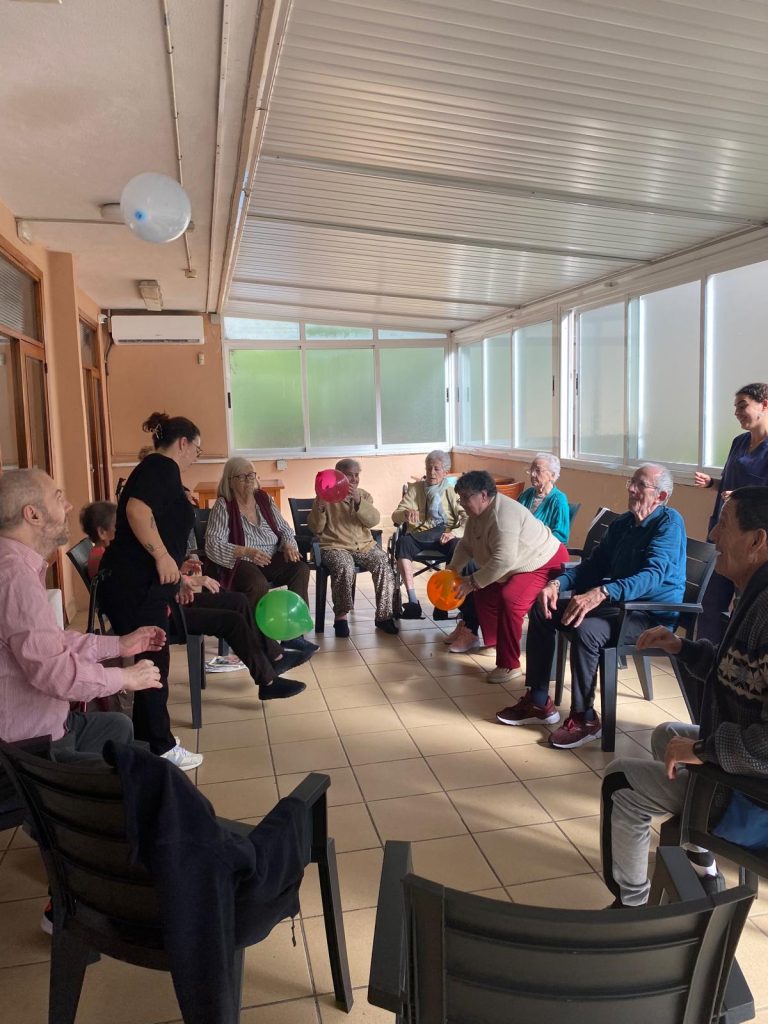 Personas mayores jugando