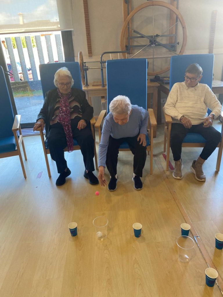 Personas mayores jugando