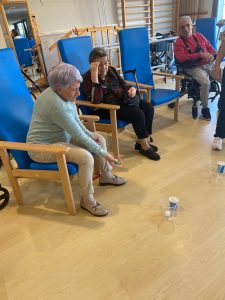 Personas mayores jugando