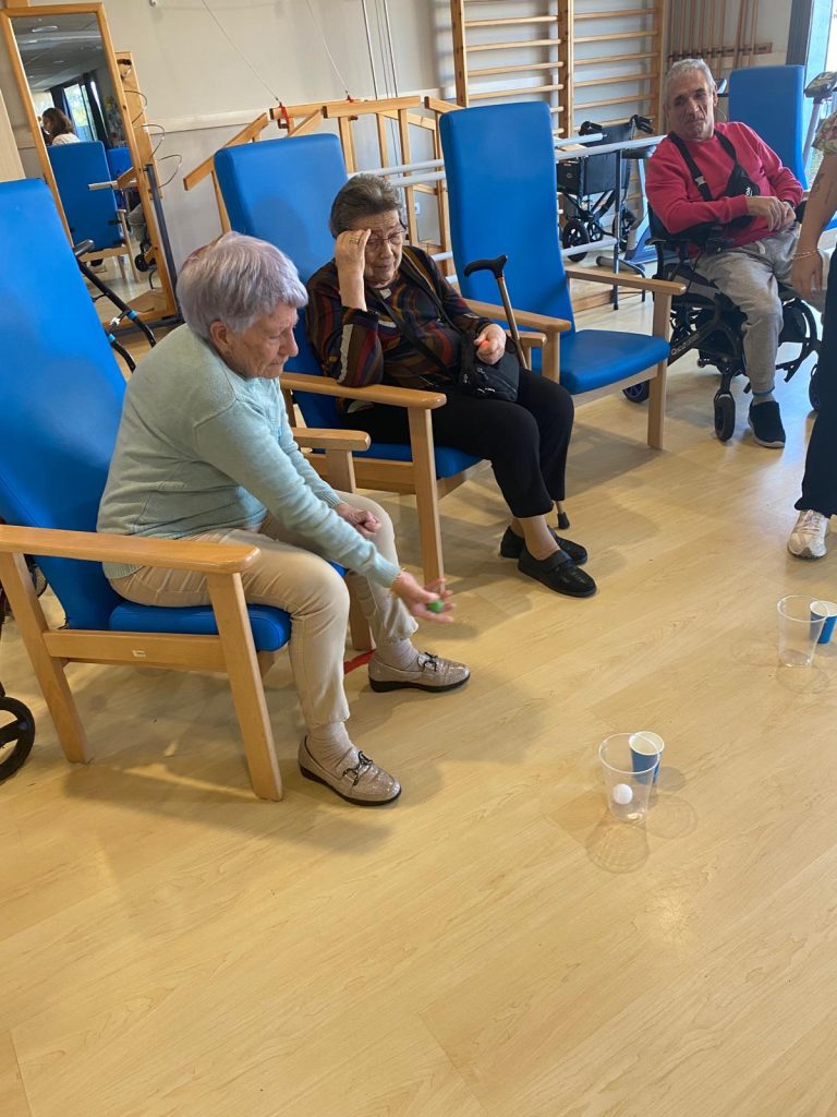 Personas mayores jugando